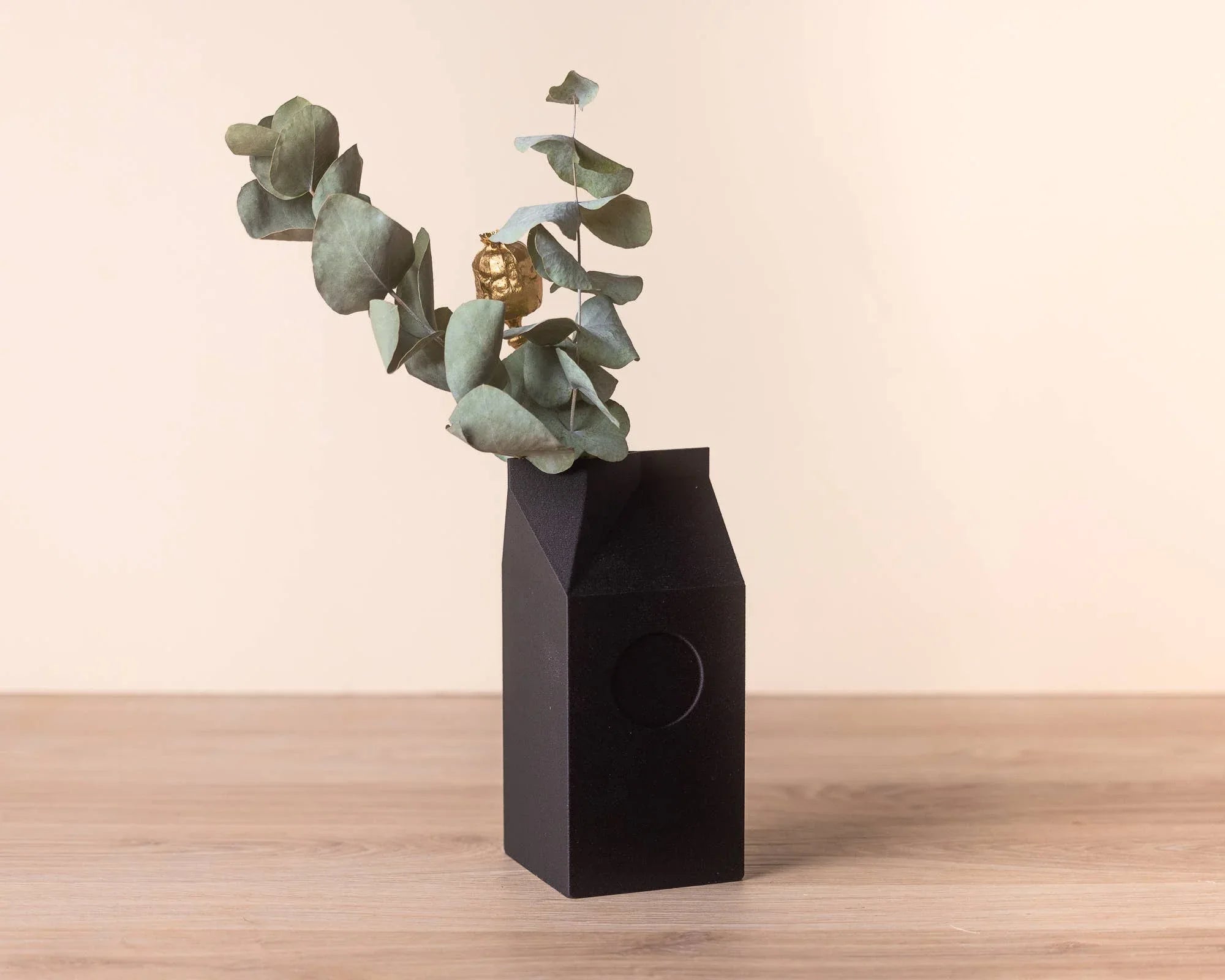 vase brique de lait gris charbon fleur séchée posé