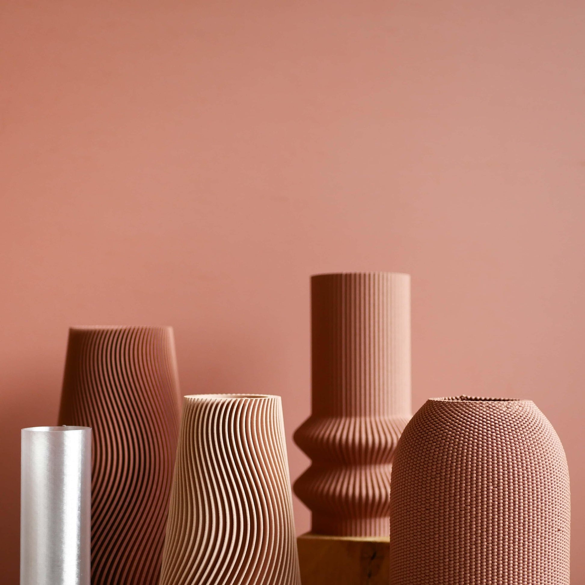 Multiples vases rose sur fond rose.