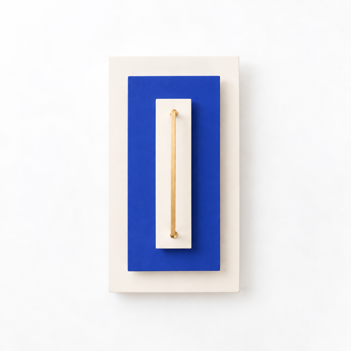 Applique murale En nuance bleu roi, bois peint et barre de laiton