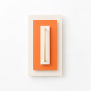 Applique murale En nuance orange, bois peint et barre de laiton