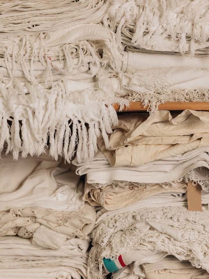 Lins et torchons empilés Maison Masarin