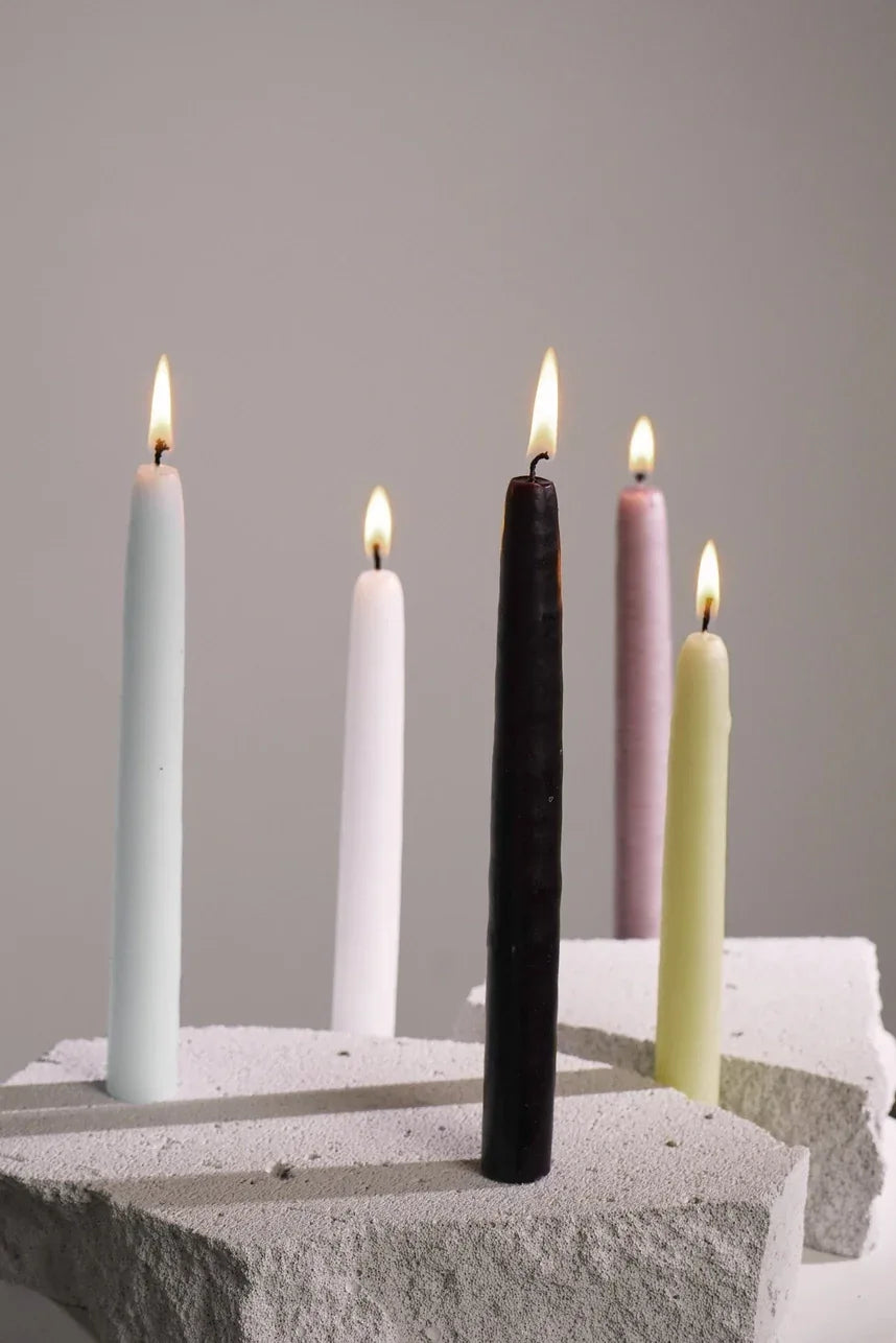 Bougies allumées sur une table