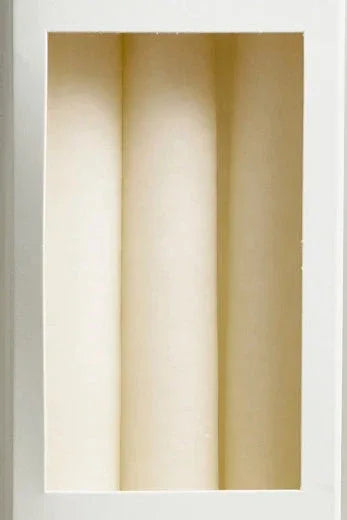Intérieur d'une boite de 3 bougies longues blanches