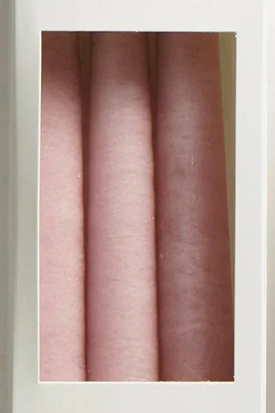 Intérieur d'une boite de 3 bougies longues roses