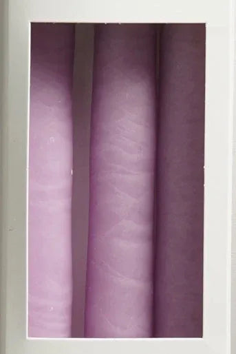 Intérieur d'une boite de 3 bougies longues violettes