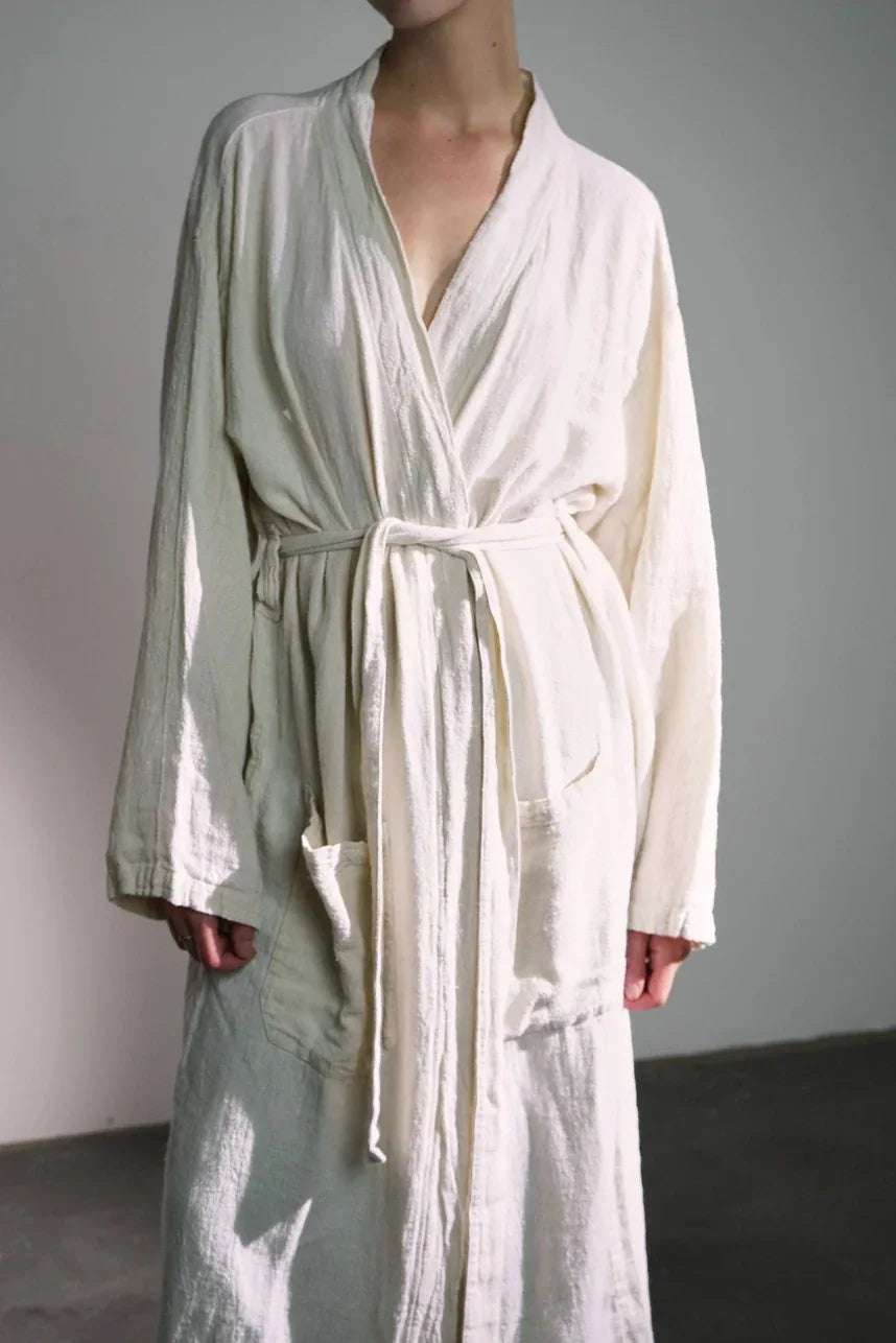 Kimono blanc porté par une femme