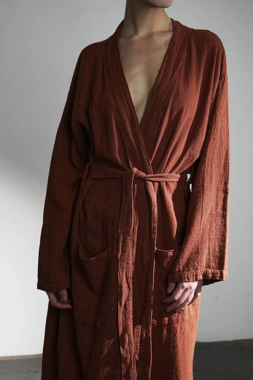 Kimono rouge marron porté par une femme