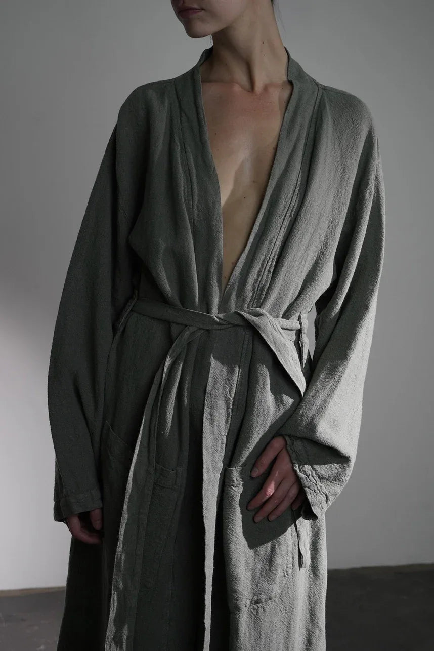 Kimono gris porté par une femme