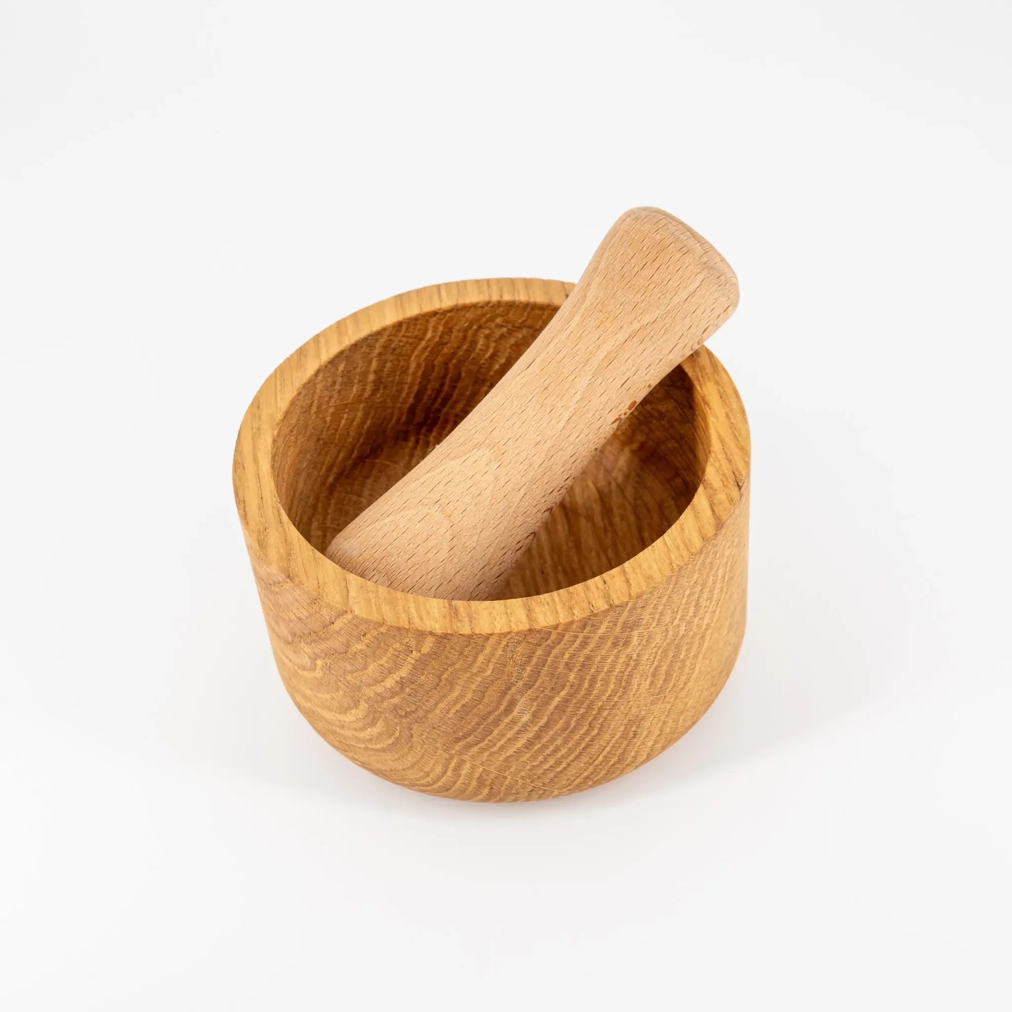 Mortier et pilon posé sur fond blanc