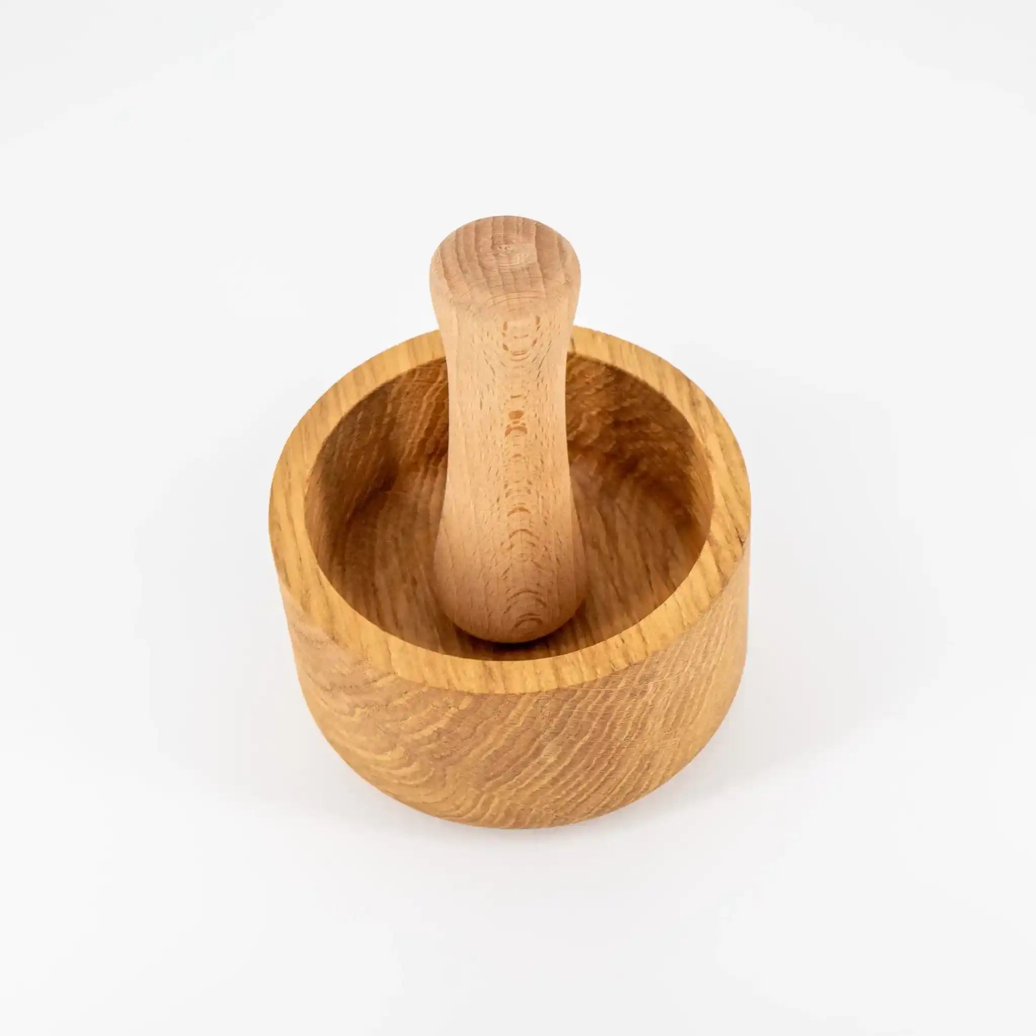 Mortier et pilon posé sur fond blanc