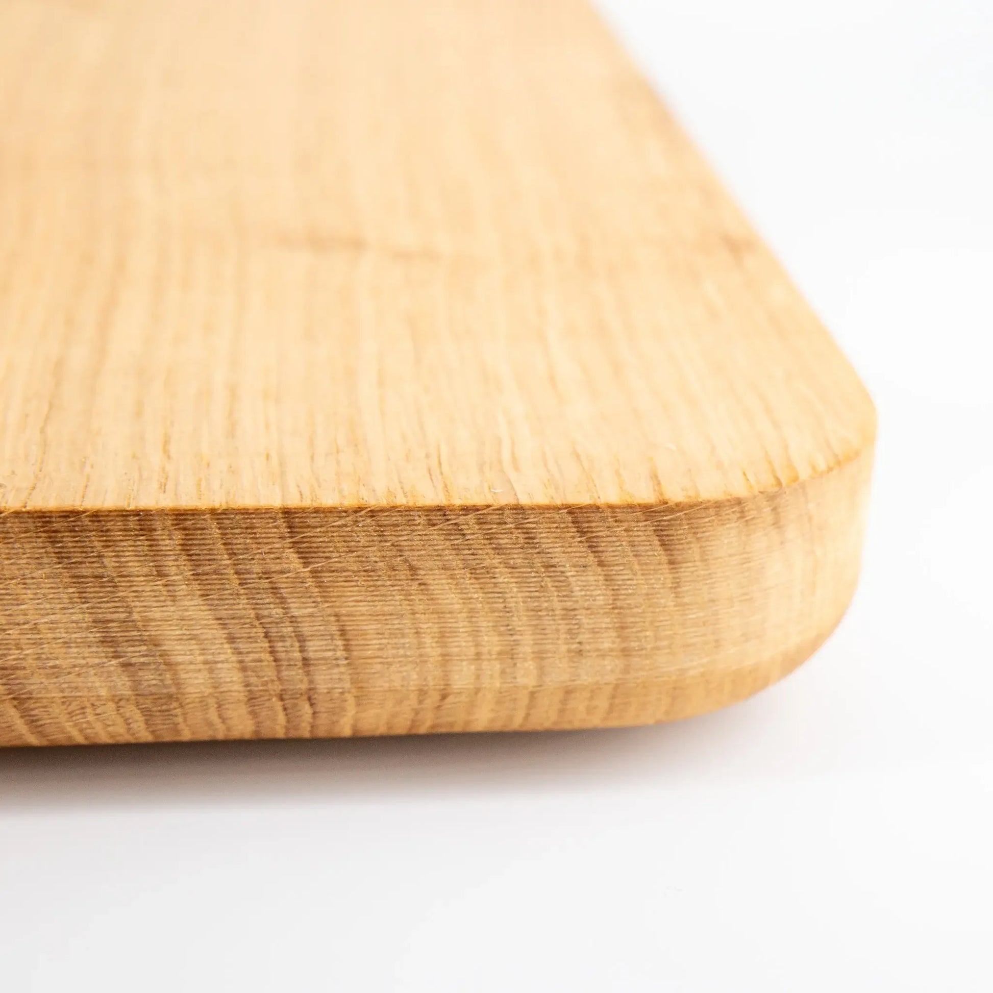 Planche à découper en bois massif sur fond blanc