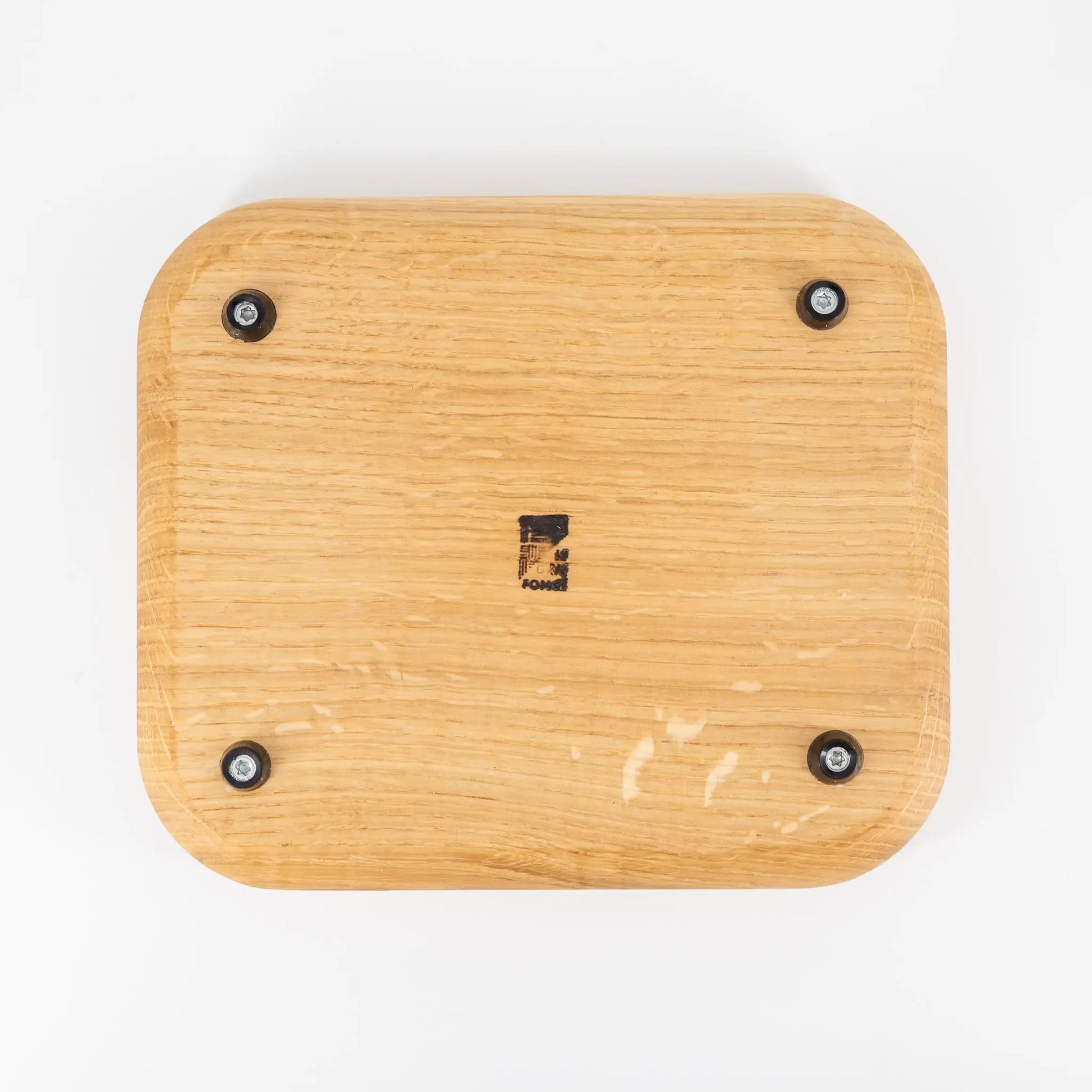 Planche à découper en bois massif sur fond blanc