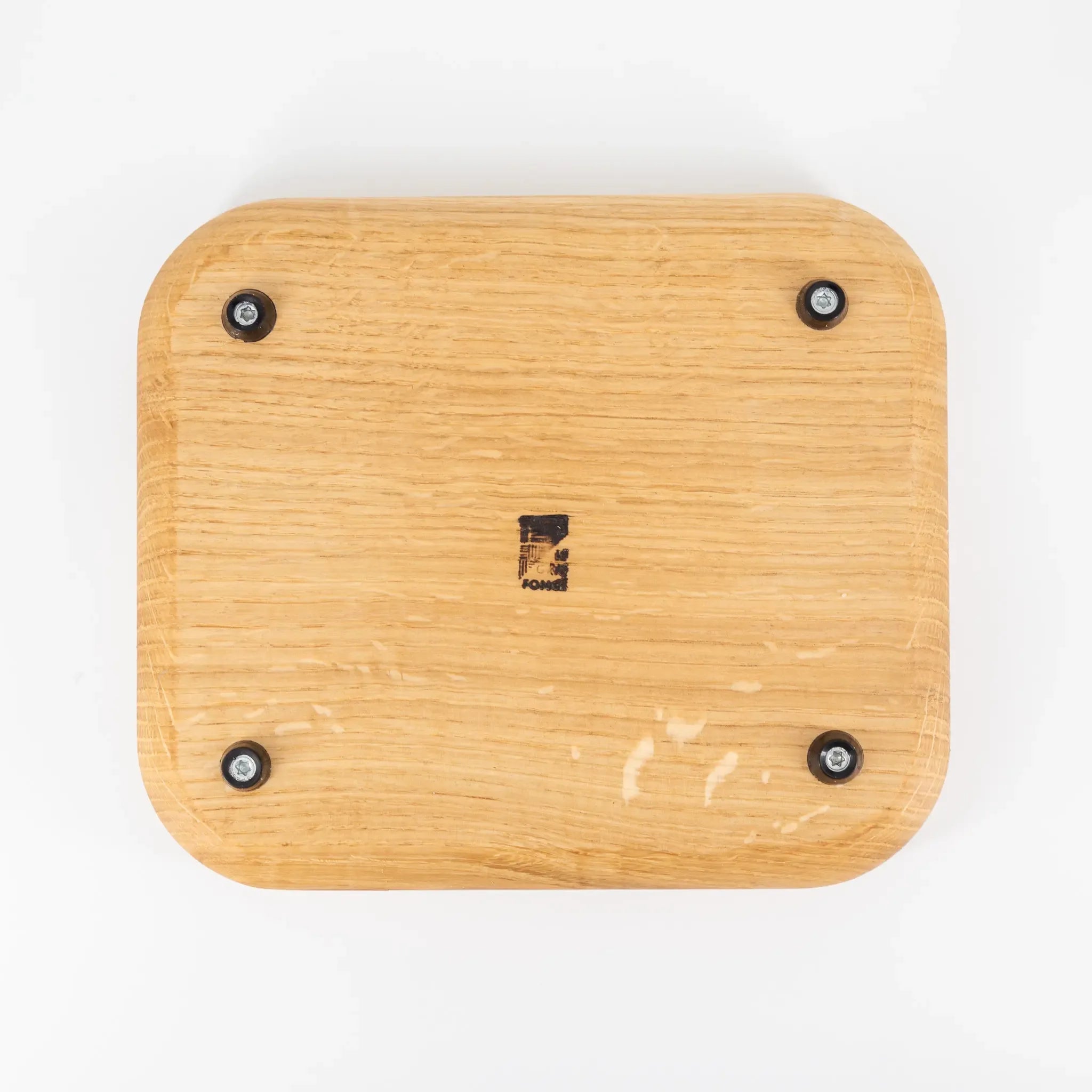 Planche à découper en bois massif sur fond blanc