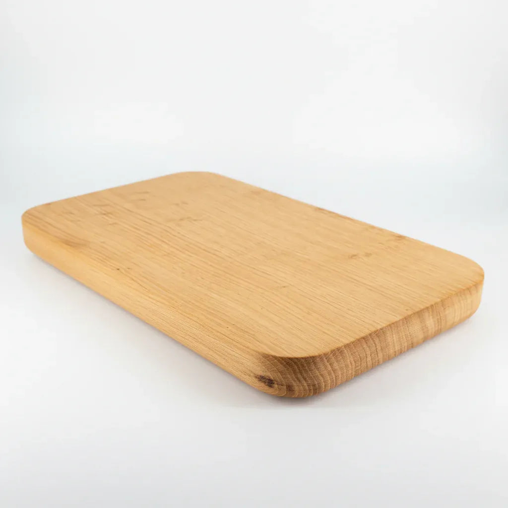 Planche à découper en bois massif sur fond blanc