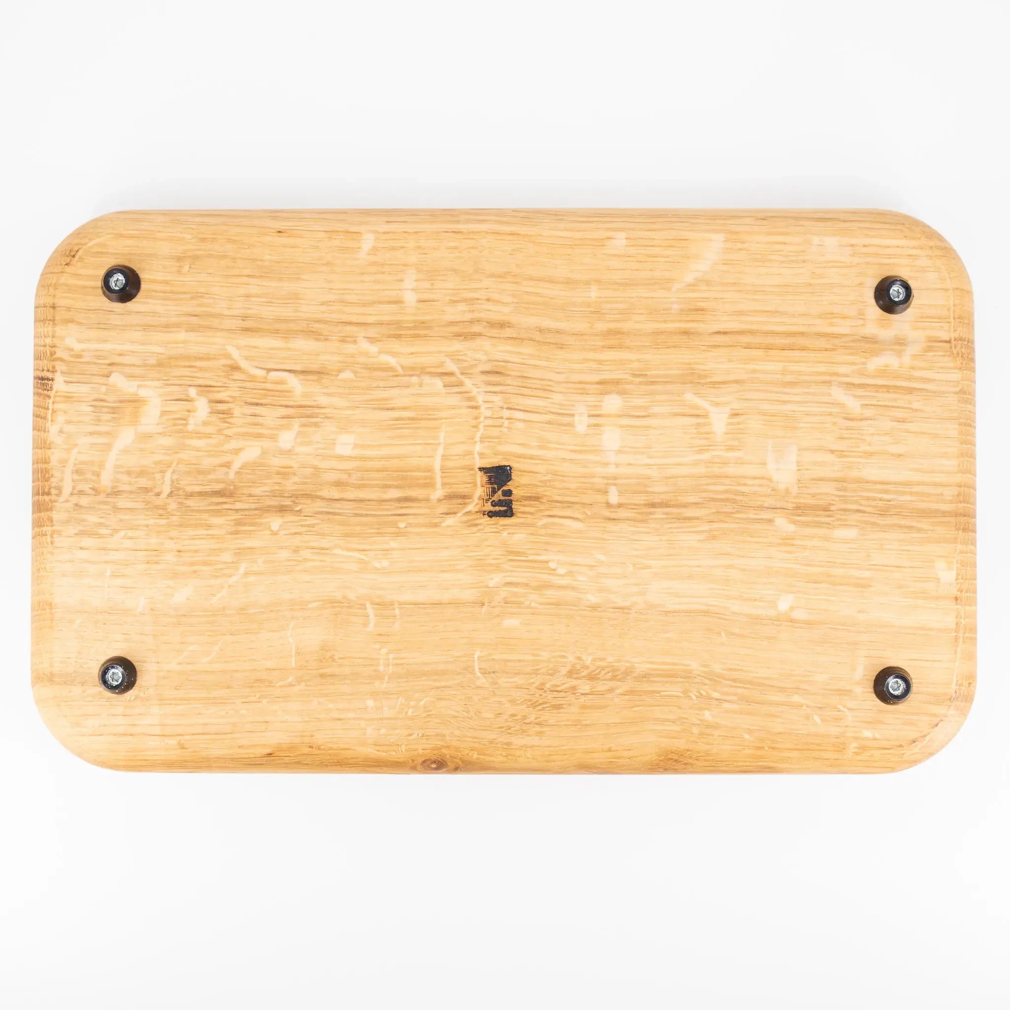 Dessous d'une planche à découper en bois massif sur fond blanc