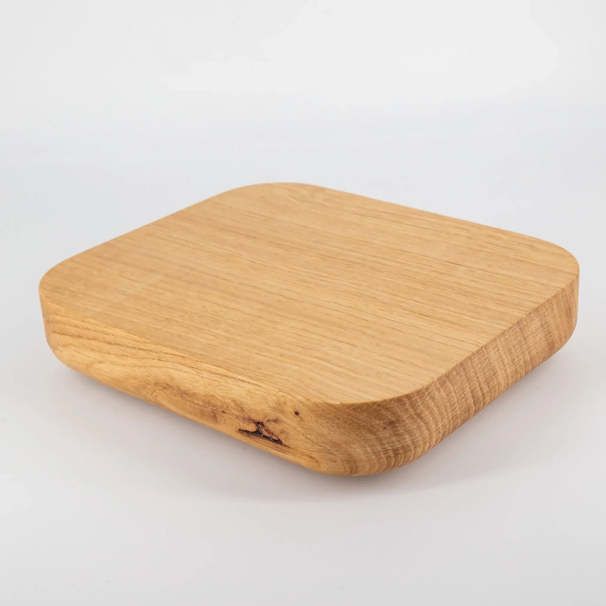 Planche à découper en bois massif sur fond blanc