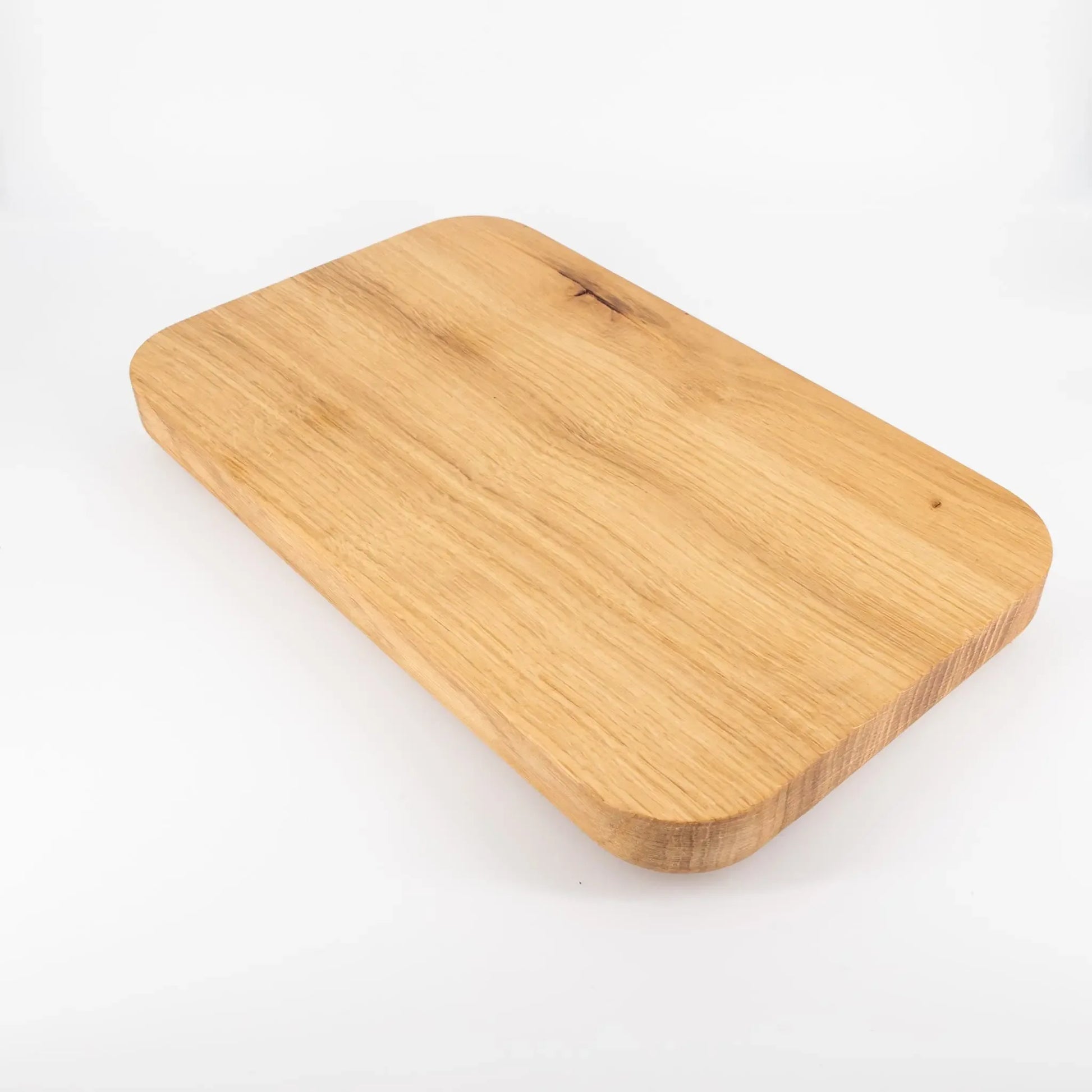 Planche à découper en bois massif sur fond blanc