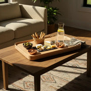 Plateau de présentation avec un apéritif servi dessus sur une table de salon
