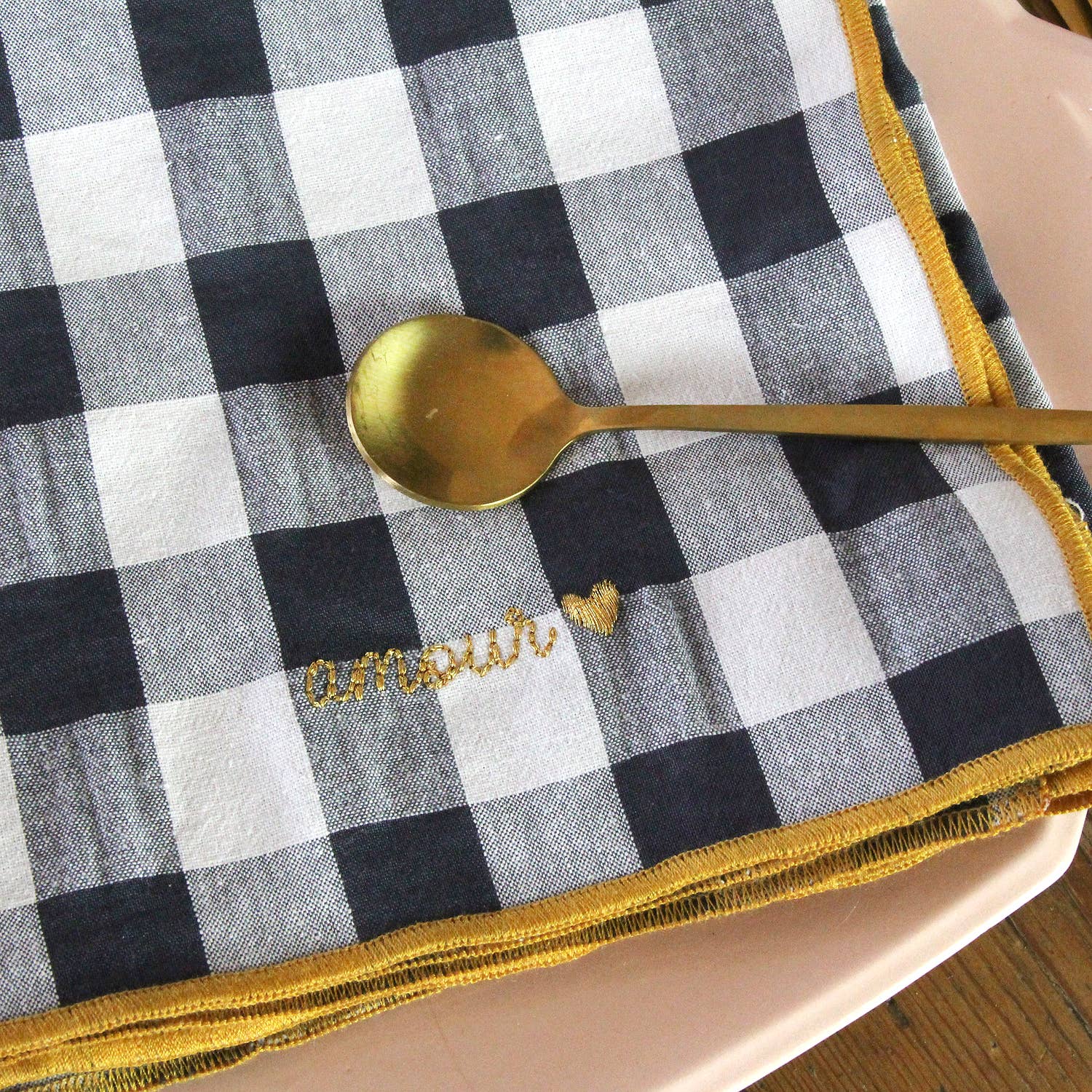 Serviette de table à carreaux vichy et broderies