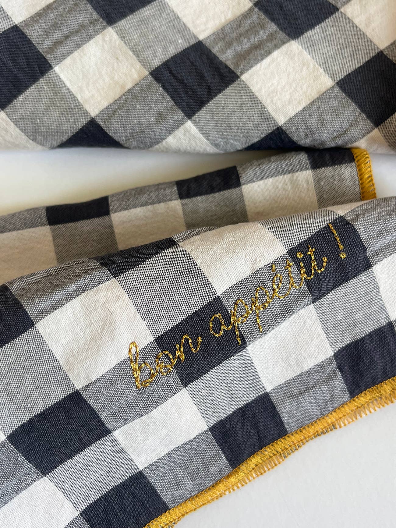 Serviette de table à carreaux vichy et broderies