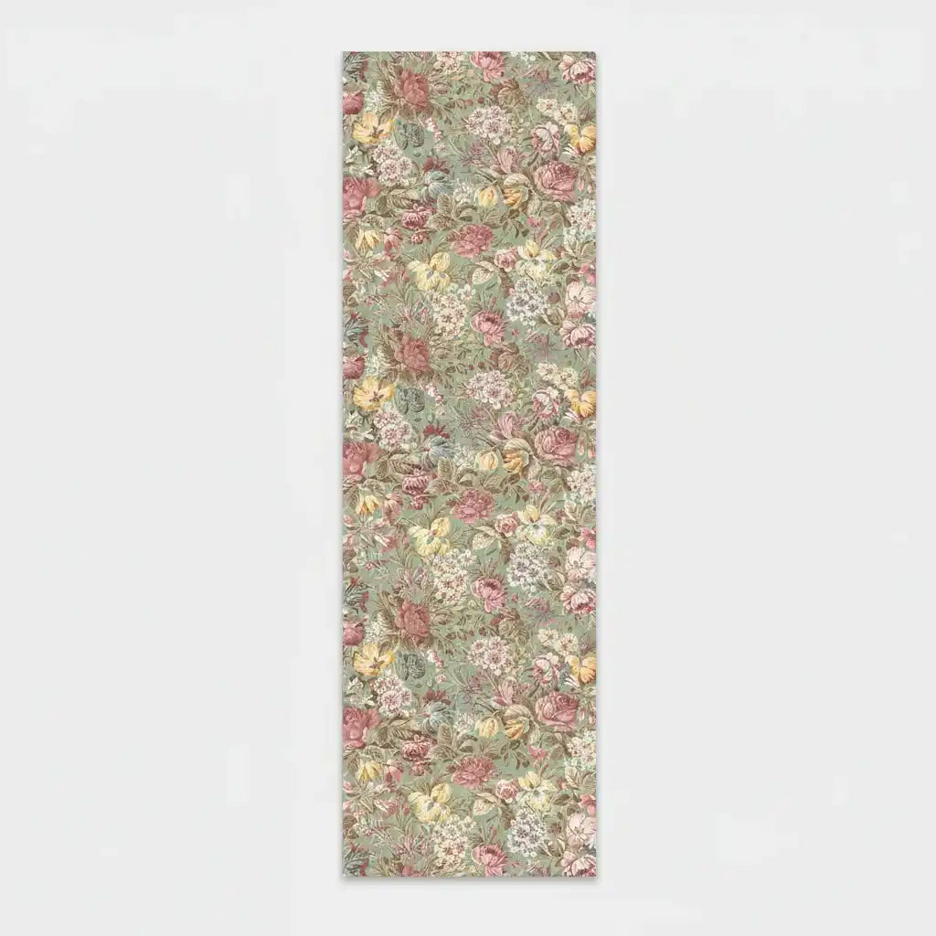 Toile rectangulaire avec un motif floral composé de fleurs roses, jaunes et blanches avec des feuilles vertes sur un fond clair. La toile est présenté verticalement sur un fond blanc uni.