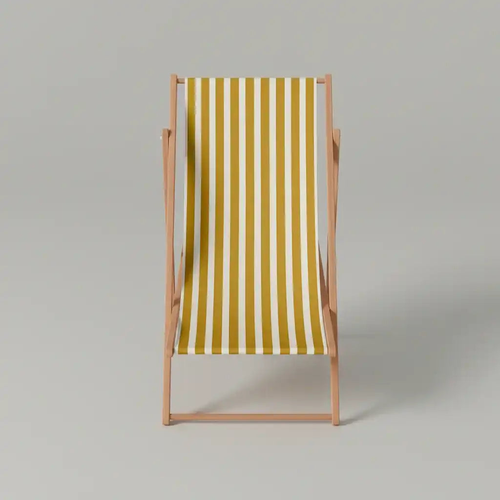 Une chaise longue en bois avec des rayures verticales jaunes et blanches sur le tissu, positionnée debout et tournée vers l'avant sur un fond gris clair uni.