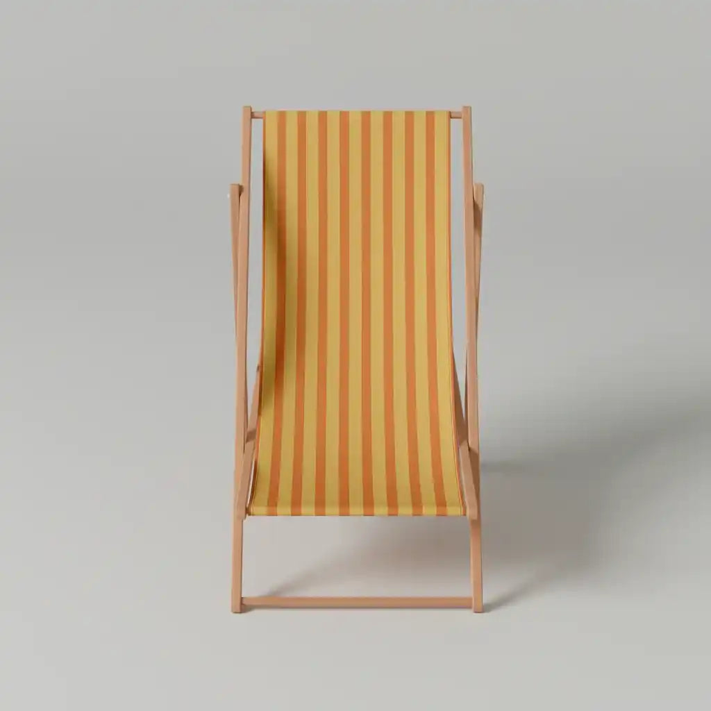 Une chaise longue en bois avec des rayures verticales jaunes et orange sur le tissu, placée sur un fond gris clair uni.