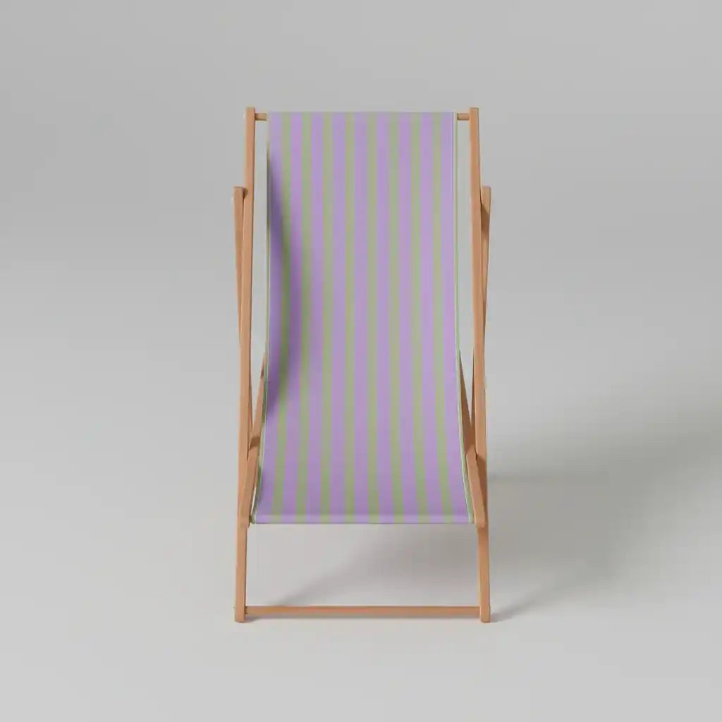 Chaise longue en bois dont l'assise en tissu présente des rayures verticales lavande et vert clair, sur un fond gris clair uni.