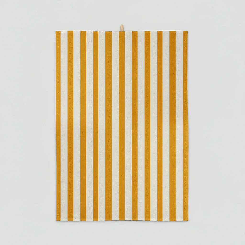 Un torchon rectangulaire avec des rayures verticales jaunes et blanches, suspendues sur un fond blanc uni.