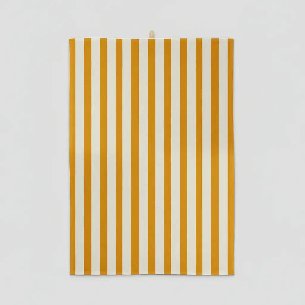 Un torchon rectangulaire avec des rayures verticales jaunes et blanches, suspendues sur un fond blanc uni.