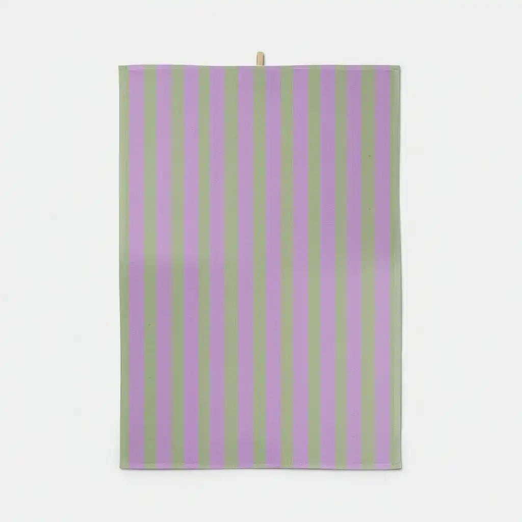 Un torchon rectangulaire avec des rayures verticales lavande et vert clair, suspendue sur un fond blanc uni.