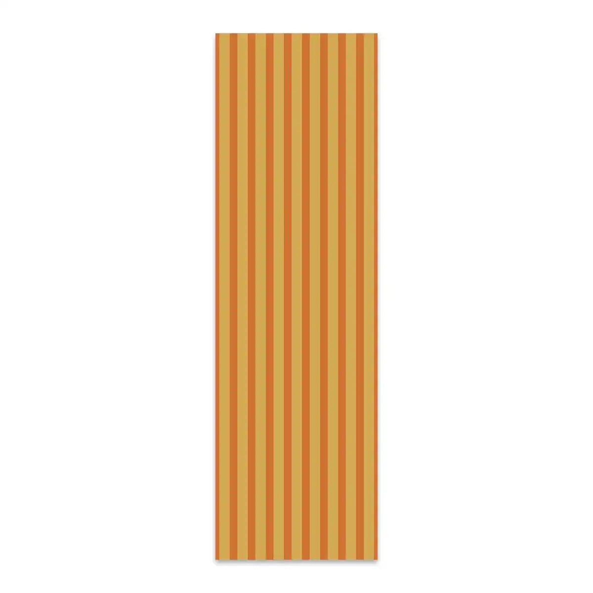 Toile rectangulaire présentant des rayures verticales orange, rouges et jaunes sur fond blanc.