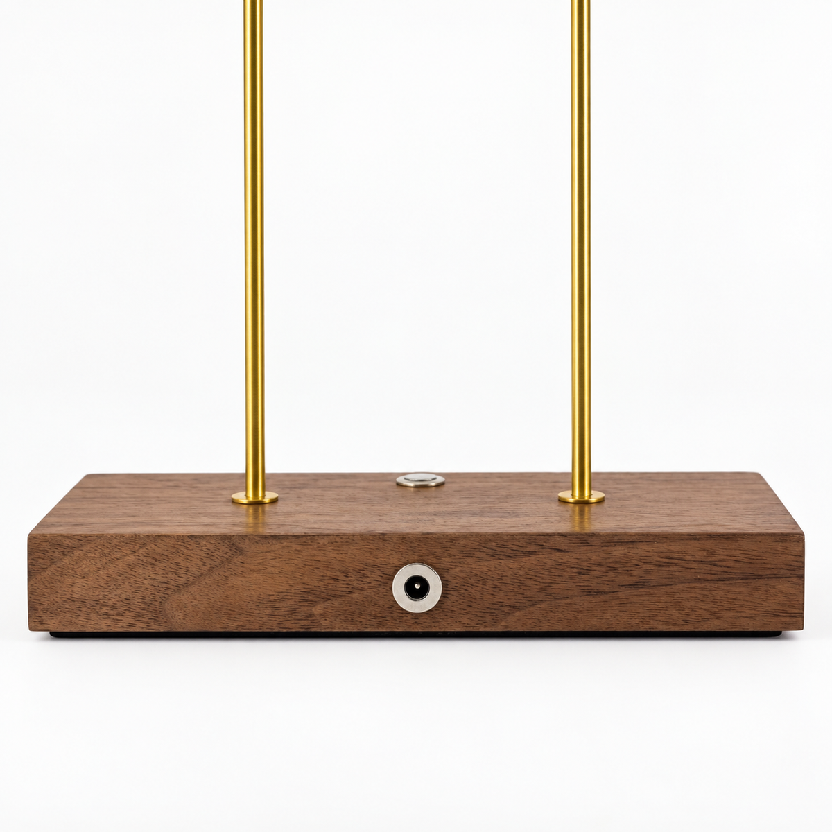 Détail du socle en bois plaqué noyer et du bouton d’allumage intégré